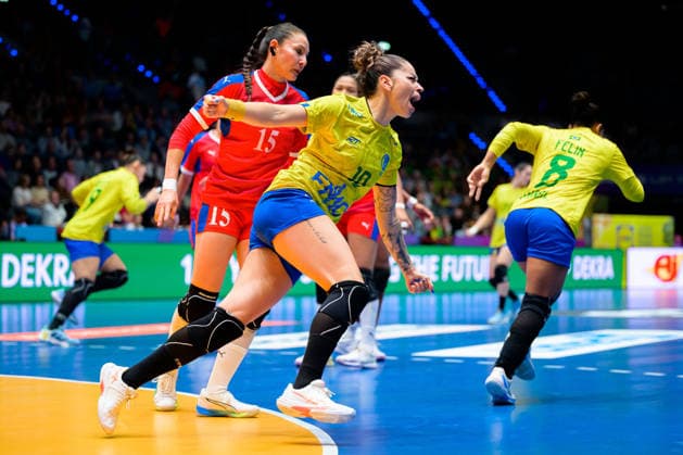 Handball, Frauen WM, Gruppe G: Brasilien - Kuba v.li. Odalys Escalona Iglesias (Kuba), Jessica Ribeiro Quintino (Brasilien) Jubel Freude Emotion Torjubel Torschuetze Torschütze Stuttgart Porsche Arena Baden-Württemberg Deutschland