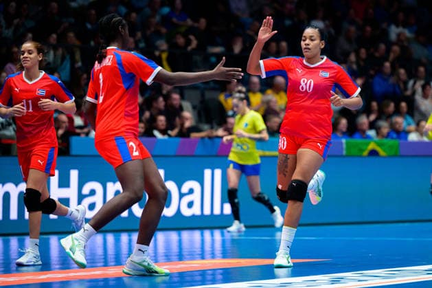 Handball, Frauen WM, Gruppe G: Brasilien - Kuba v.li. Zajaris Hernandez Cleger (Kuba), Melissa Chala Lezcano (Kuba) Stuttgart Porsche Arena Baden-Württemberg Deutschland