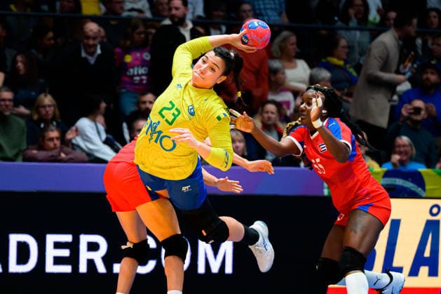 Handball, Frauen WM, Gruppe G: Brasilien - Kuba Giulia Guarieiro (Brasilien), Yrumy Cespedes Chirino (Kuba) Stuttgart Porsche Arena Baden-Württemberg Deutschland