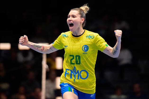 Handball, Frauen WM, Gruppe G: Brasilien - Kuba Larissa Araujo (Brasilien) Jubel Freude Emotion Torjubel Torschuetze Torschütze Stuttgart Porsche Arena Baden-Württemberg Deutschland *** Handball, Womens World Cup, Group G Brazil Cuba Larissa Araujo Brazil Cheers Joy Emotion Goal celebration Goalscorer Goalscorer Stuttgart Porsche Arena Baden Württemberg Germany