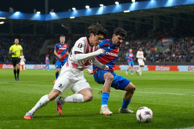Yuito Suzuki (SC Freiburg, 14) im Zweikampf mit Merchas Doski (FC Viktoria Plzeň, Viktoria Pilsen, 14) , Äaeska republika, Tschechische Republik, Fussball, UEFA Europa League, 5.Spieltag, Ligaphase, 2025 2026, FC Viktoria Pilsen vs. SC Freiburg, 27.11.2025, Doosan Arena, Plzeň, Pilsen, Äaeska republika, Tschechische Republik Plzeň, Pilsen Doosan Arena Plzeňský kraj, Pilsner Region Äaeska republika, Tschechische Republik Copyright: xArnexAmbergx