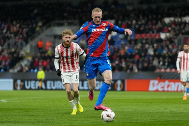 Vaclav Jemelka Vaclav Jemelka (FC Viktoria Plzeň, Viktoria Pilsen, 21) am Ball , Äaeska republika, Tschechische Republik, Fussball, UEFA Europa League, 5.Spieltag, Ligaphase, 2025 2026, FC Viktoria Pilsen vs. SC Freiburg, 27.11.2025, Doosan Arena, Plzeň, Pilsen, Äaeska republika, Tschechische Republik Plzeň, Pilsen Doosan Arena Plzeňský kraj, Pilsner Region Äaeska republika, Tschechische Republik Copyright: xArnexAmbergx