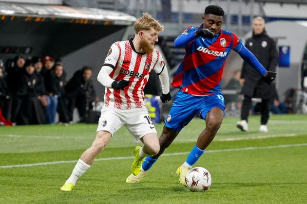 Niklas Beste (SC Freiburg, 19) und Rafiu Durosinmi (Viktoria Pilsen, 17) im Zweikampf , Tschechien, Fussball, UEFA Europa League, 5. Spieltag, 2025 2026, Viktoria Pilsen vs. SC Freiburg, 27.11.2025, Stadion mesta Plzne, Pilsen, Tschechien Pilsen Stadion mesta Plzne Tschechien Copyright: xGrantxHubbsx