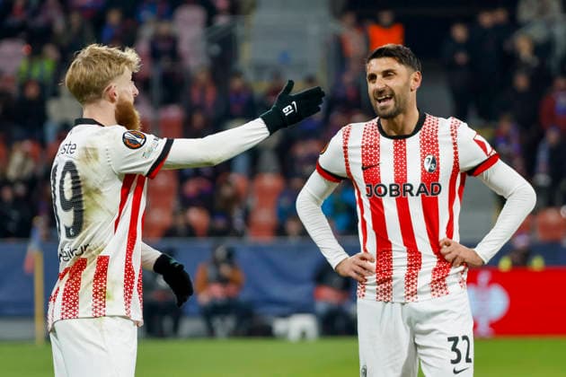 Niklas Beste (SC Freiburg, 19) und Vincenzo Grifo (SC Freiburg, 32) , Tschechien, Fussball, UEFA Europa League, 5. Spieltag, 2025 2026, Viktoria Pilsen vs. SC Freiburg, 27.11.2025, Stadion mesta Plzne, Pilsen, Tschechien Pilsen Stadion mesta Plzne Tschechien Copyright: xGrantxHubbsx