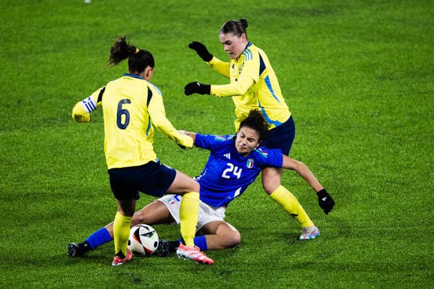 251127 Emilia Pelgander and Hanna Wijk of Sweden against Gaia Distefano of Italy during the under-23 International Friendly, Länderspiel, Nationalmannschaft football match between Sweden and Italy on November 27, 2025 in Västeras. Photo: Kenta Jönsson BILDBYRAN COP 210 KJ0289 fotboll football soccer fotball u23 under 23 sverige sweden italien italy dam bbeng Copyright: KENTAxJÖNSSON BB251127KJ024