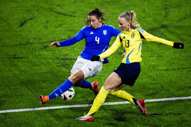251127 Caterina Ambrosi of Italy and Matilda Vinberg of Sweden during the under-23 International Friendly, Länderspiel, Nationalmannschaft football match between Sweden and Italy on November 27, 2025 in Västeras. Photo: Kenta Jönsson BILDBYRAN COP 210 KJ0289 fotboll football soccer fotball u23 under 23 sverige sweden italien italy dam bbeng Copyright: KENTAxJÖNSSON BB251127KJ026