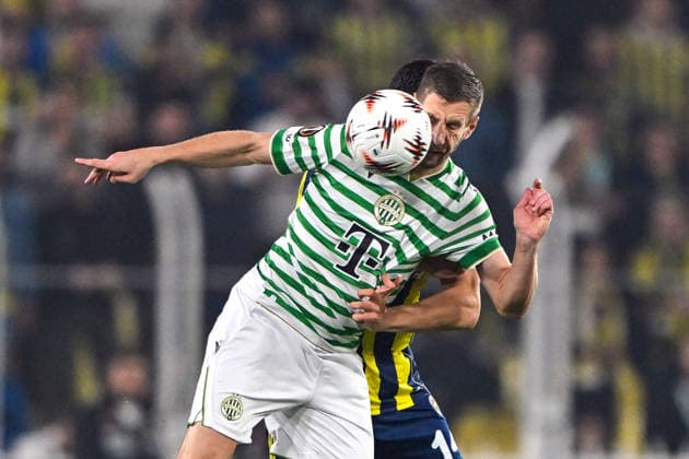 Fenerbahce v Ferencvarosi TC - UEFA Europa League ISTANBUL, TURKIYE - NOVEMBER 27: Edson Alvarez (R) of Fenerbahce in action against Toon Raemaekers (L) of Ferencvarosi TC during the UEFA Europa League week 5 match between Fenerbahce and Ferencvarosi TC at Chobani Stadium in Istanbul, Turkiye on November 27, 2025. Serhat Cagdas Anadolu Istanbul Turkey. Editorial use only. Please get in touch for any other usage.  Copyright: x2025xAnadoluxSerhatxCagdasx