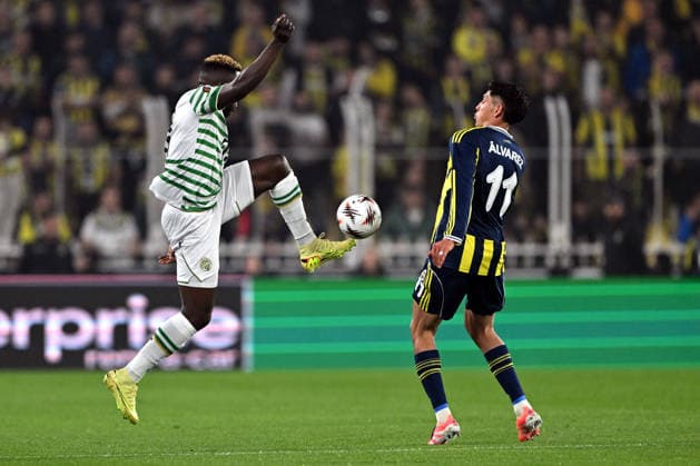 Fenerbahce v Ferencvarosi TC - UEFA Europa League ISTANBUL, TURKIYE - NOVEMBER 27: Edson Alvarez (11) of Fenerbahce in action against Bamidele Yusuf (L) of Ferencvarosi TC during the UEFA Europa League week 5 match between Fenerbahce and Ferencvarosi TC at Chobani Stadium in Istanbul, Turkiye on November 27, 2025. Serhat Cagdas Anadolu Istanbul Turkey. Editorial use only. Please get in touch for any other usage.  Copyright: x2025xAnadoluxSerhatxCagdasx