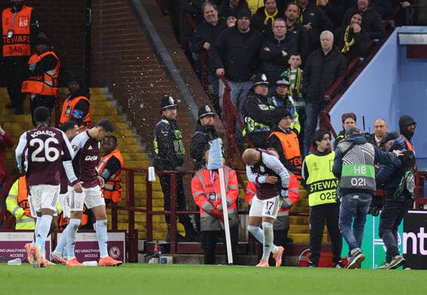 Birmingham, England, 27th November 2025. Donyell Malen of Aston Villa ( 17) gets beer thrown at him as he celebrates in front of the Young Boy fans during the Aston Villa vs Young Boys UEFA Europa League match at Villa Park, Birmingham. Picture credit should read: James Baylis Sportimage EDITORIAL USE ONLY. No use with unauthorised audio, video, data, fixture lists, club league logos or live services. Online in-match use limited to 120 images, no video emulation. No use in betting, games or single club league player publications. SPI_014_JB_Villa_YoungBoys SPI-4329-0015