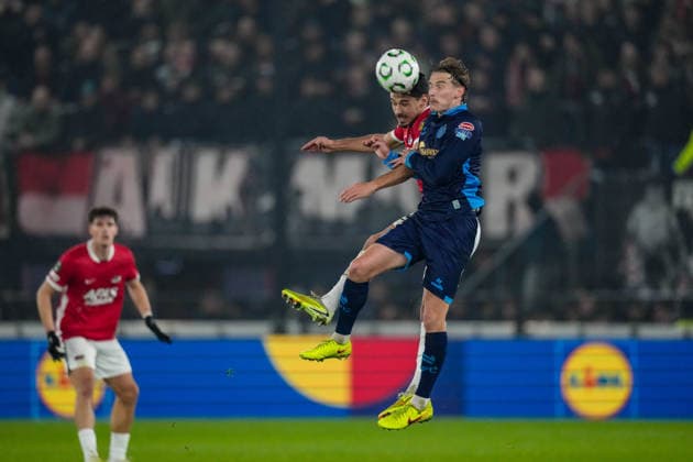 2025-11-27 AZ Alkmaar v Shelbourne FC - UEFA Conference League 2025 26 League Phase MD4 ALKMAAR, NETHERLANDS - NOVEMBER 27: Alexandre Penetra of AZ Alkmaar battles for possession with Harry Wood of Shelbourne FC during the UEFA Conference League 2025 26 League Phase MD4 match between AZ Alkmaar and Shelbourne FC at AFAS Stadion on November 27, 2025 in Alkmaar, Netherlands. Alkmaar AFAS Stadion Netherlands Content not available for redistribution in The Netherlands directly or indirectly through any third parties. Copyright: xEdxvanxdexPolx