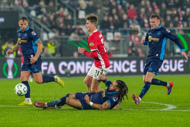 2025-11-27 AZ Alkmaar v Shelbourne FC - UEFA Conference League 2025 26 League Phase MD4 ALKMAAR, NETHERLANDS - NOVEMBER 27: Milan Mbeng of Shelbourne FC is tackling Dave Kwakman of AZ Alkmaar during the UEFA Conference League 2025 26 League Phase MD4 match between AZ Alkmaar and Shelbourne FC at AFAS Stadion on November 27, 2025 in Alkmaar, Netherlands. Alkmaar AFAS Stadion Netherlands Content not available for redistribution in The Netherlands directly or indirectly through any third parties. Copyright: xEdxvanxdexPolx