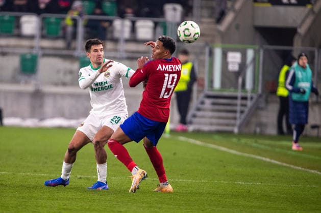 SOCCER - UEFA ECL, Czestochowa vs Rapid SOSNOWIEC,POLAND,27.NOV.25 - SOCCER - UEFA Conference League, Rakow Czestochowa vs SK Rapid Wien. Image shows Jonas Auer (Rapid) an Michael Ameyaw (Czestochowa).  GEPAxpictures xPhilippxBrem