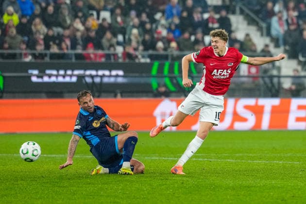 2025-11-27 AZ Alkmaar v Shelbourne FC - UEFA Conference League 2025 26 League Phase MD4 ALKMAAR, NETHERLANDS - NOVEMBER 27: Sven Mijnans of AZ Alkmaar passes the ball during the UEFA Conference League 2025 26 League Phase MD4 match between AZ Alkmaar and Shelbourne FC at AFAS Stadion on November 27, 2025 in Alkmaar, Netherlands. Alkmaar AFAS Stadion Netherlands Content not available for redistribution in The Netherlands directly or indirectly through any third parties. Copyright: xEdxvanxdexPolx