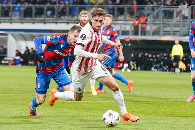 Fussball UEFA Europa League 2025 26, 5. Spieltag - Viktoria Pilsen vs SC Freiburg - Doosan Arena (Pilsen, Tschechien): Patrick Osterhage (SC Freiburg, 06) Pilsen PlzeÅˆskÃ½ kraj Tschechien Copyright: xJOERANxSTEINSIEKx