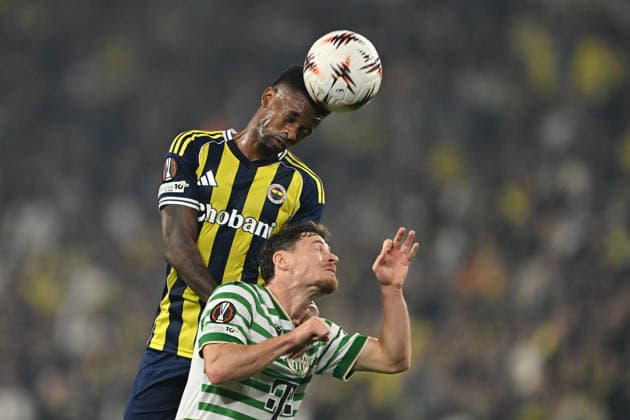 Fenerbahce v Ferencvaros - UEFA Europa League ISTANBUL, TURKIYE - NOVEMBER 27: Nelson Semedo (L) of Fenerbahce in action against Gabi Kanichowsky (R) of Ferencvaros during the UEFA Europa League week 5 match between Fenerbahce and Ferencvaros at Chobani Stadium in Istanbul, Turkiye on November 27, 2025. Serhat Cagdas Anadolu Istanbul Turkey. Editorial use only. Please get in touch for any other usage.  Copyright: x2025xAnadoluxSerhatxCagdasx