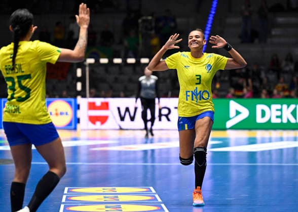 STUTTGART, GERMANY 20251127 Brazil s Maria Grasielly Brasil Pereira 35 and Alexandra do Nascimento 3 celebrate after winning Thursday s group stage match in Group G of the Women s Handball World Championship, WM, Weltmeisterschaft between Brazil and Cuba at the Porsche Arena in Stuttgart, Germany.