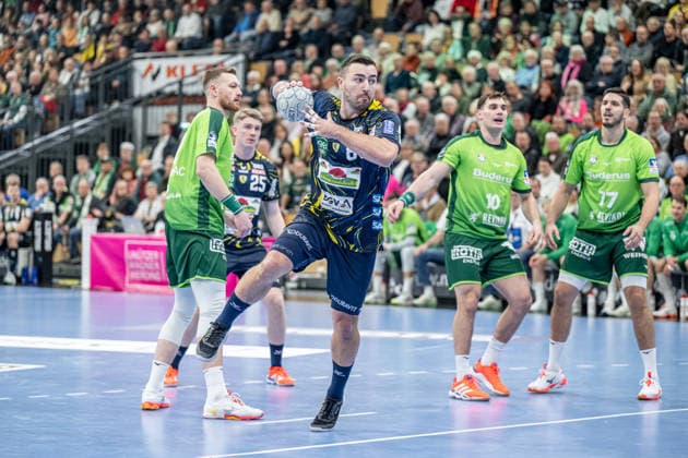 Handball Bundesliga; HSG Wetzlar - Rhein-Neckar-Löwen, 27.11.25 Jannik Kohlbacher (Rhein-Neckar Löwen, 80), Nikola Grahovac (HSG Wetzlar, 2), Josip Simic (HSG Wetzlar, 10) Handball Bundesliga; HSG Wetzlar - Rhein-Neckar-Löwen: Wetzlar, 27.11.25 Copyright: xBEAUTIFULxSPORTS Roeczeyx