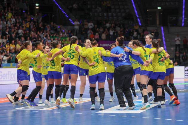 Brasilien - Kuba, IHF Handball-WM der Frauen Siegertanz des Teams von Brasilien nach Spielende. Vorrundenspiel der Handball-WM der Frauen zwischen Brasilien und Kuba am 27. November 2025 in der Porsche-Arena in Stuttgart., Stuttgart Baden-Württemberg Deutschland Porsche-Arena