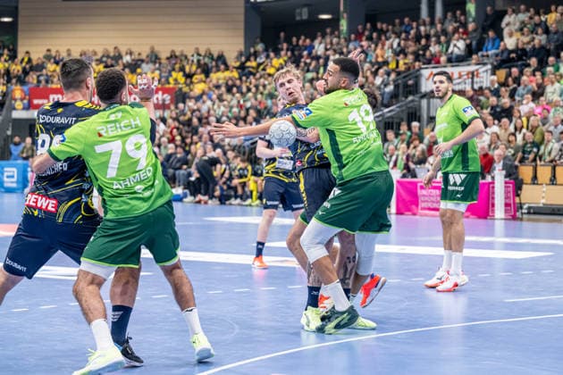 Handball Bundesliga; HSG Wetzlar - Rhein-Neckar-Löwen, 27.11.25 Edwin Aspenbäck (Rhein-Neckar Löwen, 78), Philipp Ahouansou (HSG Wetzlar, 19), Ahmed Nafea (HSG Wetzlar, 79), Jannik Kohlbacher (Rhein-Neckar Löwen, 80) Handball Bundesliga; HSG Wetzlar - Rhein-Neckar-Löwen: Wetzlar, 27.11.25 Copyright: xBEAUTIFULxSPORTS Roeczeyx
