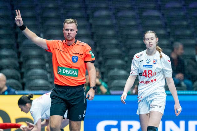2025-11-27 Romania vs Croatia ROTTERDAM, NETHERLANDS - NOVEMBER 27: two minutes for Hannah Vuljak of Croatia during the IHF Worldchampionship 2025 match for women, between Romania and Croatia at Ahoy on November 27, 2025 in Rotterdam, Netherlands. Rotterdam Ahoy Netherlands Content not available for redistribution in The Netherlands directly or indirectly through any third parties. Copyright: xHenkxSeppenx