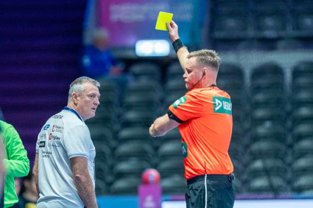 2025-11-27 Romania vs Croatia ROTTERDAM, NETHERLANDS - NOVEMBER 27: two minutes for coach Ivica Obrvan of Croatia during the IHF Worldchampionship 2025 match for women, between Romania and Croatia at Ahoy on November 27, 2025 in Rotterdam, Netherlands. Rotterdam Ahoy Netherlands Content not available for redistribution in The Netherlands directly or indirectly through any third parties. Copyright: xHenkxSeppenx