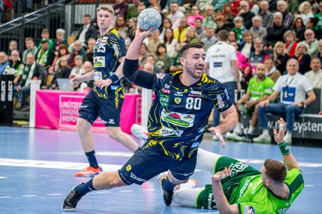 Handball Bundesliga; HSG Wetzlar - Rhein-Neckar-Löwen, 27.11.25 Jannik Kohlbacher (Rhein-Neckar Löwen, 80), Nikola Grahovac (HSG Wetzlar, 2) Handball Bundesliga; HSG Wetzlar - Rhein-Neckar-Löwen: Wetzlar, 27.11.25 Copyright: xBEAUTIFULxSPORTS Roeczeyx