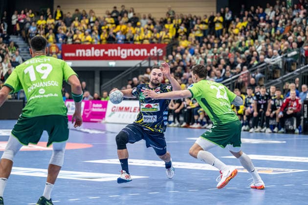 Handball Bundesliga; HSG Wetzlar - Rhein-Neckar-Löwen, 27.11.25 Dani Baijens (Rhein-Neckar Löwen, 77), Jona Schoch (HSG Wetzlar, 22) Handball Bundesliga; HSG Wetzlar - Rhein-Neckar-Löwen: Wetzlar, 27.11.25 Copyright: xBEAUTIFULxSPORTS Roeczeyx