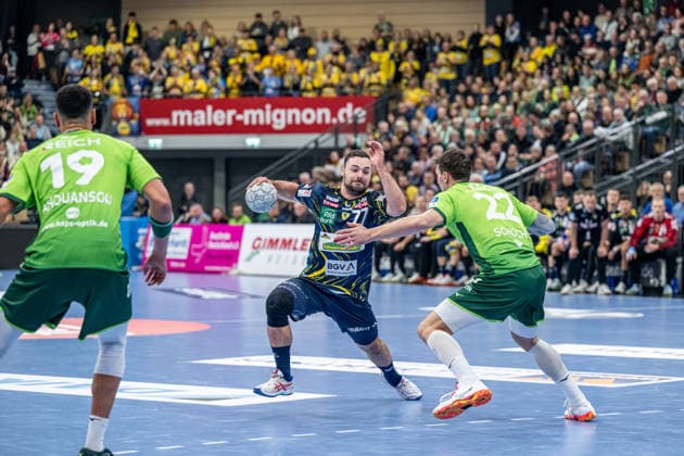 Handball Bundesliga; HSG Wetzlar - Rhein-Neckar-Löwen, 27.11.25 Dani Baijens (Rhein-Neckar Löwen, 77), Jona Schoch (HSG Wetzlar, 22) Handball Bundesliga; HSG Wetzlar - Rhein-Neckar-Löwen: Wetzlar, 27.11.25 Copyright: xBEAUTIFULxSPORTS Roeczeyx