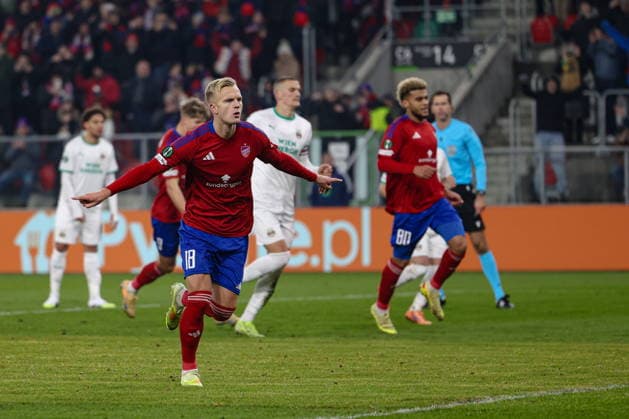 Sosnowiec 27.11.2025. Pilka nozna Liga Konferencji UEFA sezon 2025 2026 kolejka 4 mecz: Rakow Czestochowa - SK Rapid --- Football UEFA Conference League season 2025 2026 round 4 match: Rakow Czestochowa - SK Rapid nz Jonatan Braut Brunes Fot. Michal Gaciarz Arena Akcji NEWSPIX.PL --- newspix.pl 