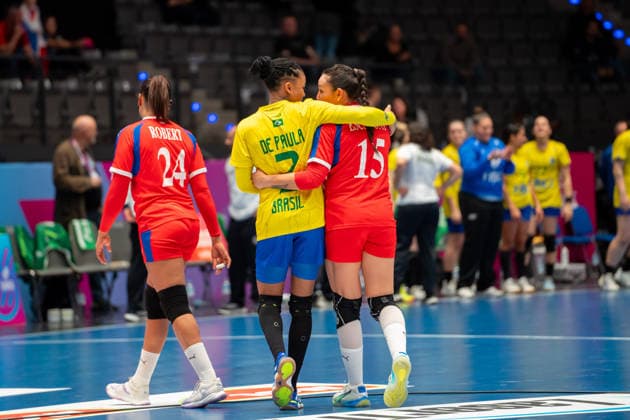 Handball I Frauen I Weltmeisterschaft I Vorrunde I 1. Spieltag I Brasilien - Kuba I 27.11.2025 Bruna de Paula (2, Brasilien) und Odalys Escalona Iglesias (15, Kuba) Arm in Arm, Fair Play Stuttgart Porsche Arena Baden-Württemberg Deutschland Copyright: xLobeca MaxxPetershansx