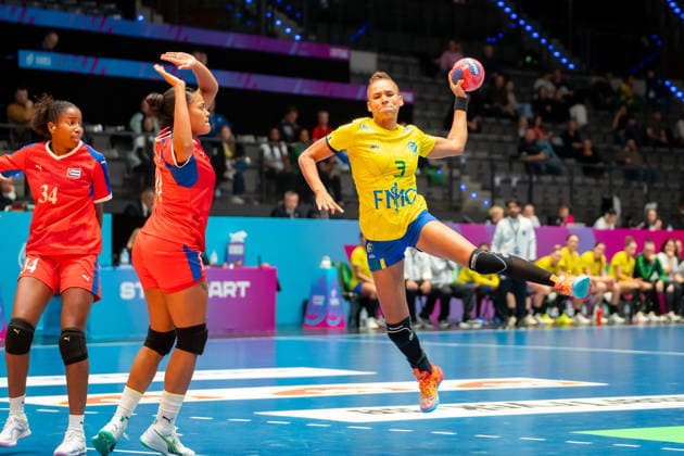 Handball I Frauen I Weltmeisterschaft I Vorrunde I 1. Spieltag I Brasilien - Kuba I 27.11.2025 Alexandra Priscila do Nascimento Martinez (3, Brasilien) im Wurf Stuttgart Porsche Arena Baden-Württemberg Deutschland Copyright: xLobeca MaxxPetershansx