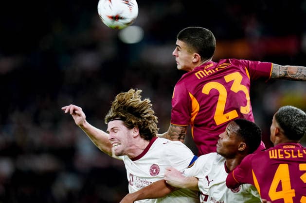 AS Roma v FC Midtjylland - UEFA Europa League 2025 26 League Phase MD5 Mads Bech Sorensen of FC Midtjylland and Gianluca Mancini of AS Roma jump for the ball during the UEFA Europa League MD5 match between AS Roma and FC Midtjylland at Stadio Olimpico on November 27, 2025 in Rome, Italy. Rome Stadio Olimpico Lazio Italy Copyright: xGiuseppexMaffiax 251127_UEL_Roma-Midtjylland_6035