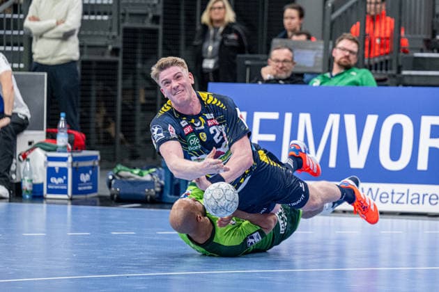 Handball Bundesliga; HSG Wetzlar - Rhein-Neckar-Löwen, 27.11.25 Haukur Thrastarson (Rhein-Neckar Löwen, 25), Cyrill Akakpo (HSG Wetzlar, 20) Handball Bundesliga; HSG Wetzlar - Rhein-Neckar-Löwen: Wetzlar, 27.11.25 Copyright: xBEAUTIFULxSPORTS Roeczeyx