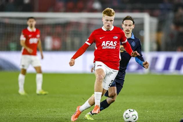 ALKMAAR , 27-11-2025 , AFAS Stadium , season 2025 2026 , UEFA Europa Conference League , third qualifying round, match between AZ and Shelbourne , AZ player Kees Smit and Shelbourne player Jonathan Lunney AZ - Shelbourne  x32219489x Copyright: