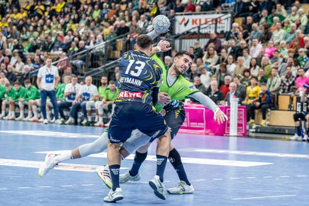 Handball Bundesliga; HSG Wetzlar - Rhein-Neckar-Löwen, 27.11.25 Filip Vistorop (HSG Wetzlar, 4), Sebastian Heymann (Rhein-Neckar Löwen, 13) Handball Bundesliga; HSG Wetzlar - Rhein-Neckar-Löwen: Wetzlar, 27.11.25 Copyright: xBEAUTIFULxSPORTS Roeczeyx