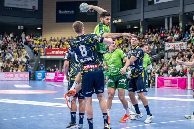 Handball Bundesliga; HSG Wetzlar - Rhein-Neckar-Löwen, 27.11.25 Stefan Cavor (HSG Wetzlar, 77), Josip Simic (HSG Wetzlar, 10), Tim Nothdurft (Rhein-Neckar Löwen, 8), Sebastian Heymann (Rhein-Neckar Löwen, 13) Handball Bundesliga; HSG Wetzlar - Rhein-Neckar-Löwen: Wetzlar, 27.11.25 Copyright: xBEAUTIFULxSPORTS Roeczeyx
