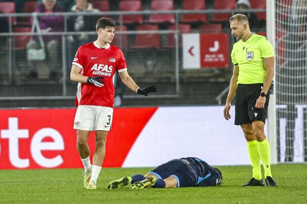 ALKMAAR , 27-11-2025 , AFAS Stadium , season 2025 2026 , UEFA Europa Conference League , third qualifying round, match between AZ and Shelbourne , referee Michal Ocenas and AZ player Wouter Goes AZ - Shelbourne  x32219761x Copyright: