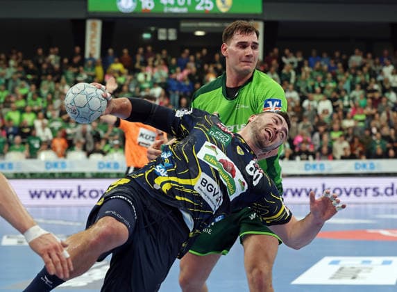 27.11.2025, xovx, Handball Daikin Handball Bundesliga, HSG Wetzlar - Rhein-Neckar Löwen v.l. Jannik Kohlbacher (Rhein-Neckar Löwen), Josip Simic (HSG Wetzlar) Wetzlar Buderus-Arena Hessen Deutschland (DE)