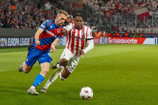 Fussball UEFA Europa League 2025 26, 5. Spieltag - Viktoria Pilsen vs SC Freiburg - Doosan Arena (Pilsen, Tschechien): Amar MemiÄ‡ Amar Memic (Viktoria Pilsen, 99) und Junior Adamu (SC Freiburg, 20) im Zweikampf Pilsen PlzeÅˆskÃ½ kraj Tschechien Copyright: xJOERANxSTEINSIEKx