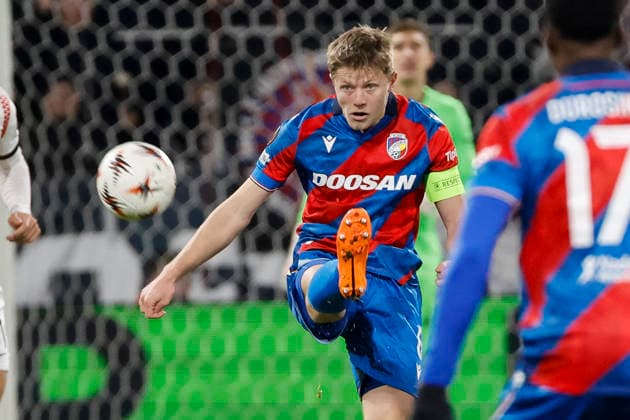 Lukas Cerv (Viktoria Pilsen, 06) am Ball , Tschechien, Fussball, UEFA Europa League, 5. Spieltag, 2025 2026, Viktoria Pilsen vs. SC Freiburg, 27.11.2025, Stadion mesta Plzne, Pilsen, Tschechien Pilsen Stadion mesta Plzne Tschechien Copyright: xGrantxHubbsx