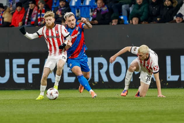 Niklas Beste (SC Freiburg, 19) und Tomas Ladra (Viktoria Pilsen, 18) im Zweikampf , Tschechien, Fussball, UEFA Europa League, 5. Spieltag, 2025 2026, Viktoria Pilsen vs. SC Freiburg, 27.11.2025, Stadion mesta Plzne, Pilsen, Tschechien Pilsen Stadion mesta Plzne Tschechien Copyright: xGrantxHubbsx