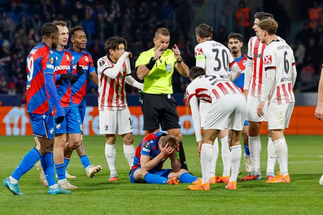 Lukas Cerv (Viktoria Pilsen, 06) verletzt am Boden , Tschechien, Fussball, UEFA Europa League, 5. Spieltag, 2025 2026, Viktoria Pilsen vs. SC Freiburg, 27.11.2025, Stadion mesta Plzne, Pilsen, Tschechien Pilsen Stadion mesta Plzne Tschechien Copyright: xGrantxHubbsx