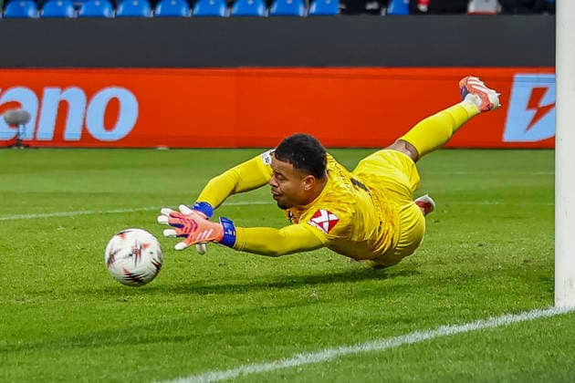Noah Atubolu (SC Freiburg, 01) faengt den Ball , Tschechien, Fussball, UEFA Europa League, 5. Spieltag, 2025 2026, Viktoria Pilsen vs. SC Freiburg, 27.11.2025, Stadion mesta Plzne, Pilsen, Tschechien Pilsen Stadion mesta Plzne Tschechien Copyright: xGrantxHubbsx