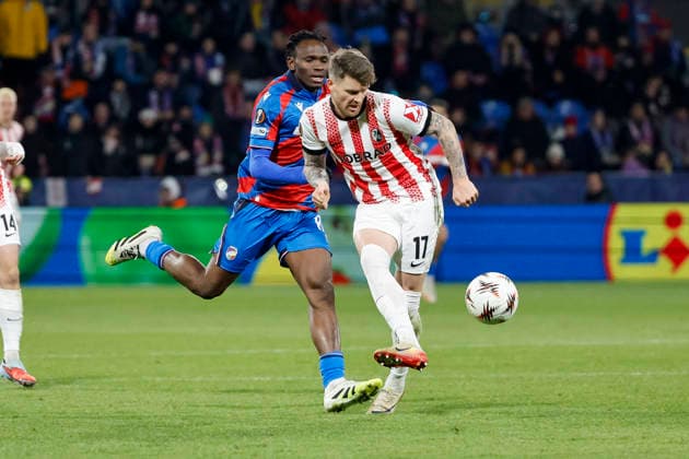 Prince Kwabena Adu (Viktoria Pilsen, 80) und Lukas Kübler, Kubler (SC Freiburg, 17) im Kampf um den Ball , Tschechien, Fussball, UEFA Europa League, 5. Spieltag, 2025 2026, Viktoria Pilsen vs. SC Freiburg, 27.11.2025, Stadion mesta Plzne, Pilsen, Tschechien Pilsen Stadion mesta Plzne Tschechien Copyright: xGrantxHubbsx