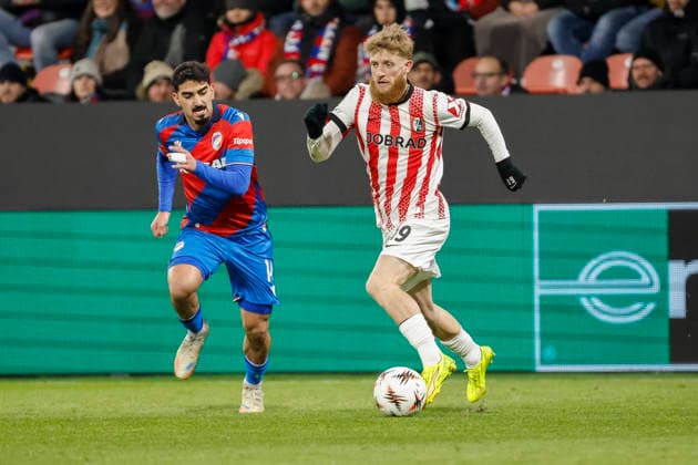 Merchas Doski (Viktoria Pilsen, 14) und Niklas Beste (SC Freiburg, 19) im Laufduell , Tschechien, Fussball, UEFA Europa League, 5. Spieltag, 2025 2026, Viktoria Pilsen vs. SC Freiburg, 27.11.2025, Stadion mesta Plzne, Pilsen, Tschechien Pilsen Stadion mesta Plzne Tschechien Copyright: xGrantxHubbsx