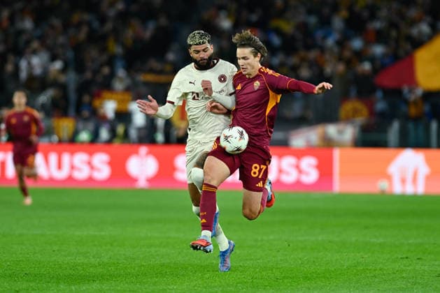 Foto IPP Cavaliere Emiliano. Roma 27 11 2025. Calcio Europa League 2025 2026. AS Roma - FC Midtjylland. Nella foto: Philip Billing e DanieleGhilardi. Italy Photo Press - World Copyright italy ITALY  Copyright: xR4924_italyphotopressx