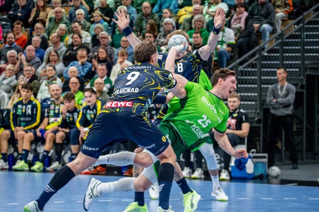 Handball Bundesliga; HSG Wetzlar - Rhein-Neckar-Löwen, 27.11.25 Justin Müller (HSG Wetzlar, 25)), Steven Plucnar Jacobsen (Rhein-Neckar Löwen, 9) Handball Bundesliga; HSG Wetzlar - Rhein-Neckar-Löwen: Wetzlar, 27.11.25 Copyright: xBEAUTIFULxSPORTS Roeczeyx
