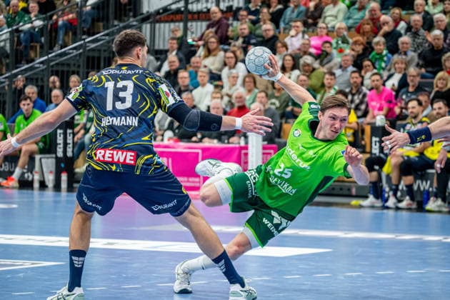 Handball Bundesliga; HSG Wetzlar - Rhein-Neckar-Löwen, 27.11.25 Justin Müller (HSG Wetzlar, 25)), Sebastian Heymann (Rhein-Neckar Löwen, 13) Handball Bundesliga; HSG Wetzlar - Rhein-Neckar-Löwen: Wetzlar, 27.11.25 Copyright: xBEAUTIFULxSPORTS Roeczeyx