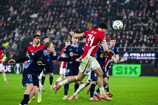 ALKMAAR - Mees de Wit of AZ heads in the 1-0 during the Conference League match between AZ Alkmaar and Shelbourne FC at the AFAS Stadium on November 27, 2025, in Alkmaar, Netherlands. ANP OLAF KRAAK UEFA Conference League - matchday 4 2025-2026 xVIxANPxSportx xxANPxIVx 543233313 originalFilename: 543233313.jpg