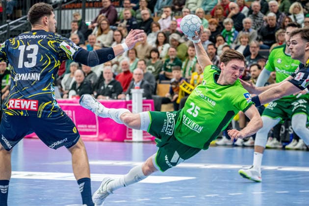 Handball Bundesliga; HSG Wetzlar - Rhein-Neckar-Löwen, 27.11.25 Justin Müller (HSG Wetzlar, 25)), Sebastian Heymann (Rhein-Neckar Löwen, 13) Handball Bundesliga; HSG Wetzlar - Rhein-Neckar-Löwen: Wetzlar, 27.11.25 Copyright: xBEAUTIFULxSPORTS Roeczeyx